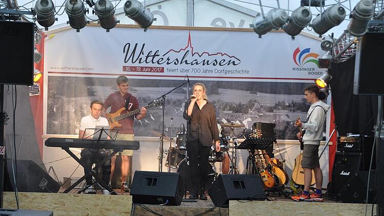 Cover-Band "Lastminute": (von links) Anton Bode, Elias Voll, Bea Bayerlein, Michael Netrval und Lukas Netrval.  Foto: Carina Straub