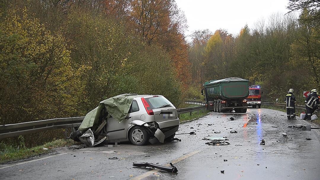 Helmstadt: Auto schleudert in Lastwagen - Fahrerin stirbt
