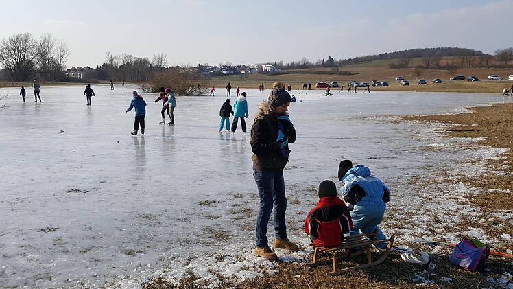 Zwischen  Stegaurach und Mühlendorf finden Schlittschuhläufer auf einer Wiese neben der Kreisstraße diese Natureisfläche. Foto: Christofzik