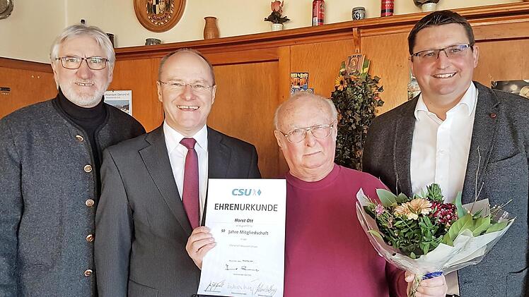 Horst Ott (mit Urkunde) gehört der CSU seit 50 Jahren an. Dazu gratulierten (von links) Norbert Krügel, MdL Alexander König und der Vorsitzende des Ortsverbands Helmbrechts, Wolfgang Feilner. Foto: privat