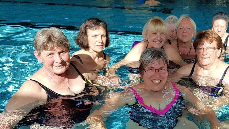 Die Frauen der Aqua-Gymnastik mit Anneliese Pfaff (vorne Zweite  von rechts) und Martina Müller (vorne Zweite von links). Jede Woche treffen sich alleine am Dienstag Frauen zwischen 60 und 80 Jahren im Zeiler Schwimmbad. Viele weitere Wasser-Gymnastikgruppen gibt es die Woche über mit hunderten Mitgliedern.