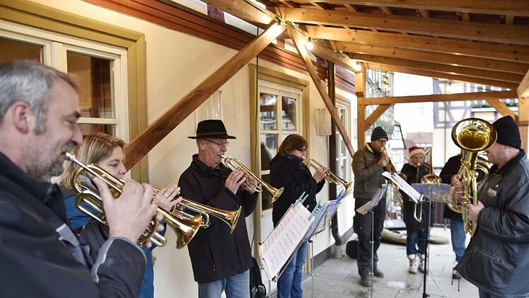 Auf der Terrasse des "Goldnen Sterns" sorgten Kapellen (hier der Posaunenchor Dörflis/Köslau/Kottenbrunn) mit weihnachtlichen Weisen für die passende musikalische Umrahmung.