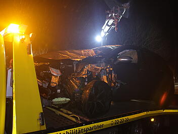 Autos kollidieren im Kreuzungsbereich: Zwei verletzte Personen