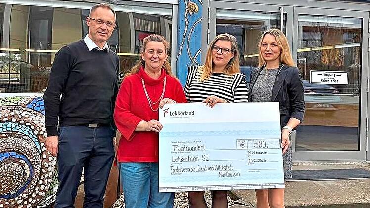 Von links: Arkadiusz Zajac von Lekkerland &uuml;berreicht Schulleiterin Monika von Grafenstein, Lisa-Maria Meth-Koch und Daniela Zurek einen Scheck &uuml;ber 500 Euro f&uuml;r das Projekt &bdquo;Obstkorb OGTS&ldquo;.Mittelschule M&uuml;hlhausen