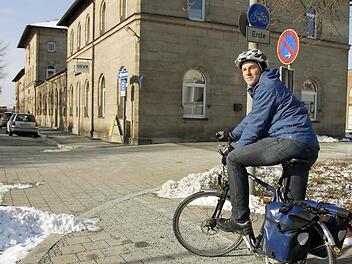 Und wohin jetzt? Vor dem Bahnhof endet der Radweg, und es fehlt eine sichere Möglichkeit, sich wieder in den Verkehr einzufädeln. Dieses Situation finden sich in der Innenstadt an vielen Stellen und ist gefährlich und ärgerlich für Radler, bemängelt Johannes Faßold. Fotos: Dagmar Besand
