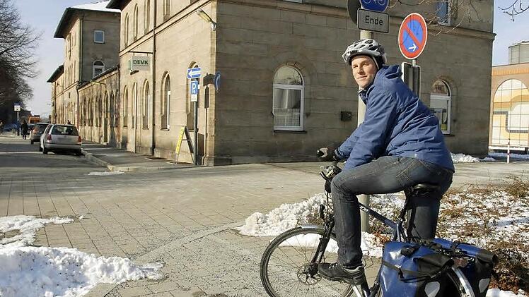 Und wohin jetzt? Vor dem Bahnhof endet der Radweg, und es fehlt eine sichere Möglichkeit, sich wieder in den Verkehr einzufädeln. Dieses Situation finden sich in der Innenstadt an vielen Stellen und ist gefährlich und ärgerlich für Radler, bemängelt Johannes Faßold. Fotos: Dagmar Besand