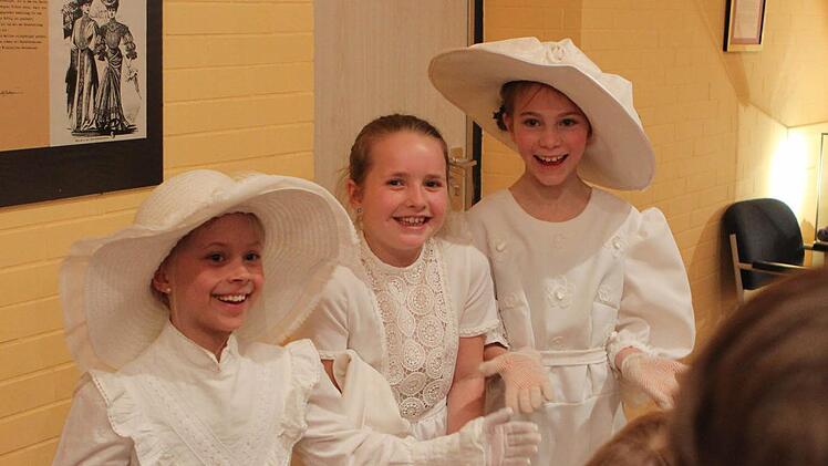 Drei kleine Anna B. Ecksteins erzählten die Geschichte der Pazifistin: (von links) Emilia Sommer, Pia Blümig und Rosina Dellert aus der dritten Klasse der Grundschule Meeder. Fotos: Thomas Heuchling