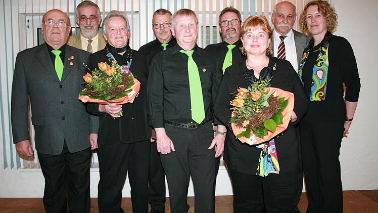 Bei der Sängervereinigung wurden langjährige Mitglieder teils mehrfach ausgezeichnet: Georg Ehrenberg (von links), Karl-Heinz Dietrich, Franziska Wolf, Wolfgang Mahlmeister, Lothar Brehm, Dieter Reuß, Monika Günther mit Manfred Simon und Sandra Metz. Fotos: Gabriele Sell