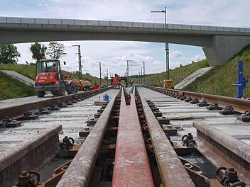 Der Baustellenschmutz und der Flugrost müssen noch weg - aber im Prinzip sind sie einsatzbereit: Die ersten Schienen, die auf der ICE-Neubaustrecke das Coburger Land erreicht haben. Foto: Berthold Köhler