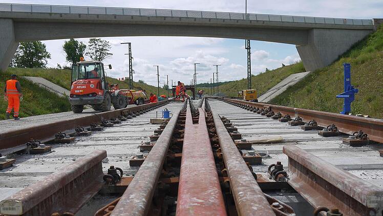 Der Baustellenschmutz und der Flugrost müssen noch weg - aber im Prinzip sind sie einsatzbereit: Die ersten Schienen, die auf der ICE-Neubaustrecke das Coburger Land erreicht haben. Foto: Berthold Köhler