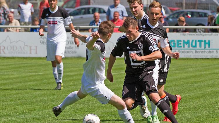 Der Kirchenlaibacher Fabian Sendelbeck kämpft sich zwischen den Redwitzern Markus Mex (links) und Davin Daumann durch.