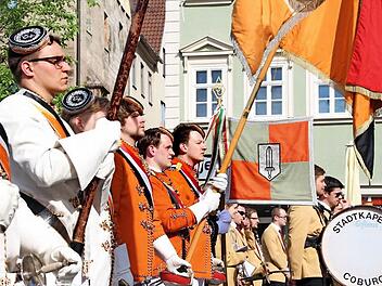 Es wechseln die Farben: Die Präsidierende Turnerschaft Munichia zu Bayrreuth trägt orange, die Landsmannschft Preußen Berlin, die im Vorjahr präsidierte, schwarze Mützen und weiße Jacken. Foto: Jochen Berger