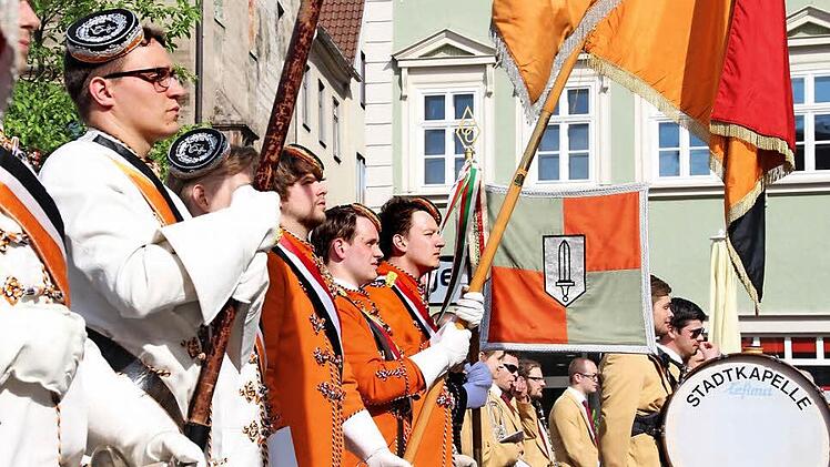 Es wechseln die Farben: Die Präsidierende Turnerschaft Munichia zu Bayrreuth trägt orange, die Landsmannschft Preußen Berlin, die im Vorjahr präsidierte, schwarze Mützen und weiße Jacken. Foto: Jochen Berger