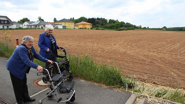 Hier in Verlängerung der Ezzilostraße ist das neue Baugebiet geplant. Neben 28 Einfamilienhäusern soll auch eine seniorengerechte Wohnanlage mit zehn Kettenhäusern entstehen. Foto: Andreas Dorsch