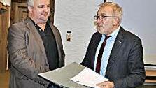 Bürgermeister Helmut Krämer (r.) würdigt die Arbeit von Dieter Friedrich.  Foto: Carmen Schwind