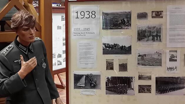 In der milit&auml;rhistorischen Sammlung in Wildflecken sind unter anderem eine Wehrmachtsuniform und Bilder aus der Zeit des Dritten Reiches ausgestellt. Foto: Rolf Pralle/Archiv