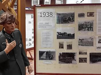 In der militärhistorischen Sammlung in Wildflecken sind unter anderem eine Wehrmachtsuniform und Bilder aus der Zeit des Dritten Reiches ausgestellt. Foto: Rolf Pralle/Archiv