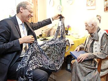 Helga Kuno und ihr Enkel und Bürgermeister German Hacker  Foto: Richard Sänger