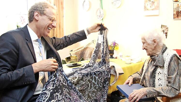 Helga Kuno und ihr Enkel und Bürgermeister German Hacker  Foto: Richard Sänger