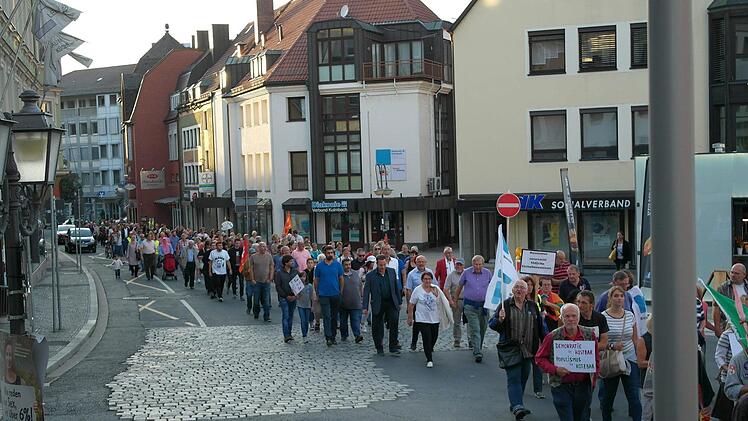 Mit Fahnen und Transparenten zogen die Menschen durch die Stadt.