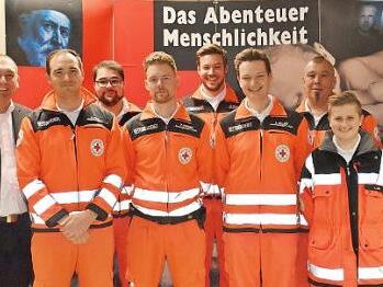 Das Notfallsanitäter-Team des BRK Rhön-Grabfeld mit (von links): Heiko Stäblein (stellvertretender Kreisgeschäftsführer), Georg Hein, Elias Holzheimer, Peter Manger, Markus Mathes aus Wildflecken, Lukas Dellert, Christian Holzheimer, Larissa Link sowie Kreisgeschäftsführer Ralf Baumeister.  Fotos: Hanns Friedrich