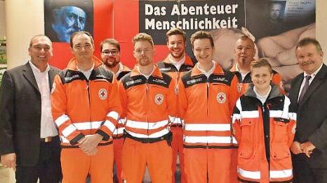 Das Notfallsanitäter-Team des BRK Rhön-Grabfeld mit (von links): Heiko Stäblein (stellvertretender Kreisgeschäftsführer), Georg Hein, Elias Holzheimer, Peter Manger, Markus Mathes aus Wildflecken, Lukas Dellert, Christian Holzheimer, Larissa Link sowie Kreisgeschäftsführer Ralf Baumeister.  Fotos: Hanns Friedrich