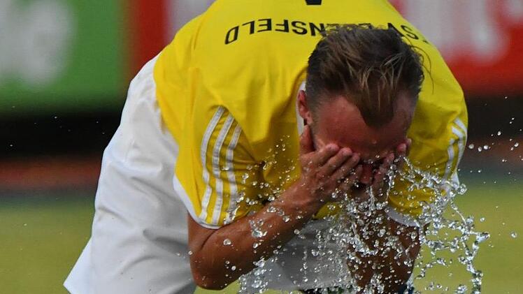 Die Hitze im Juli erforderte bei den Fußballspielen immer wieder Trinkpausen, die nicht nur zum Trinken genutzt wurden. Aus dem Farbeimer erfrischt sich hier ein Spieler des TSV Ebensfeld II in der Kreisklassenpartie gegen den VfL Mürsbach. Gunther Czepera