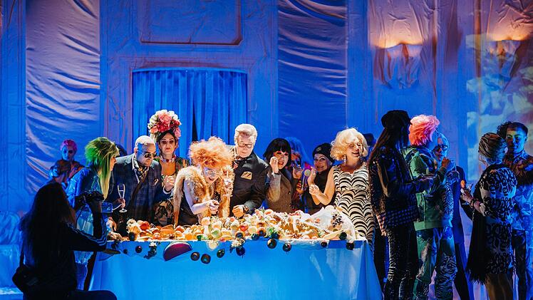 Turbulent und bunt: Szene aus der Coburger Neuinszenierung der Strauß-Operette "Die Fledermaus" am LandestheaterFoto: Sebastian Buff