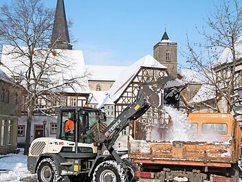 Nach dem heftigen Wintereinbruch am Montag hat sich die Lage inzwischen entspannt. Vor Schulen und an wichtigen Plätzen hat der Bautrupp der Stadt den Schnee weggefahren, wie hier am Anger.