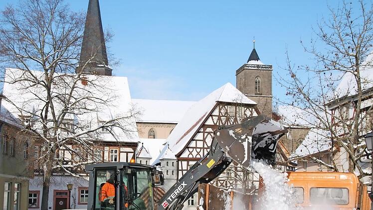 Nach dem heftigen Wintereinbruch am Montag hat sich die Lage inzwischen entspannt. Vor Schulen und an wichtigen Plätzen hat der Bautrupp der Stadt den Schnee weggefahren, wie hier am Anger.