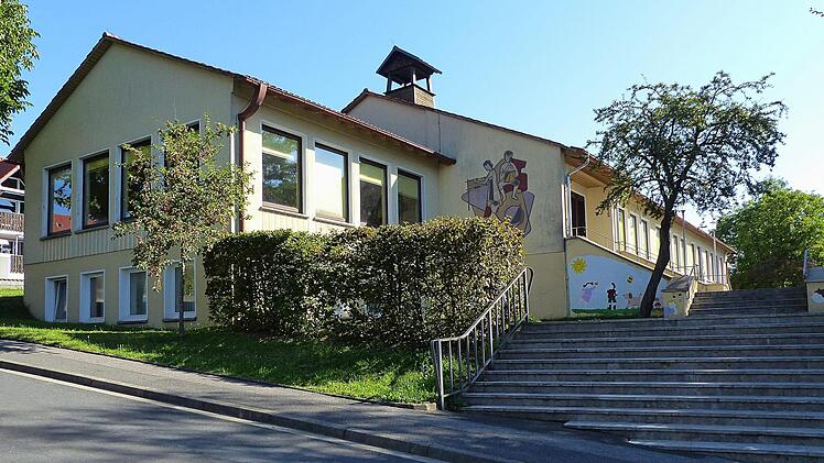 Geld sparen durch mehr moderne Leuchtkörper: in der Schule von Rottershausen sollen künftig LED-Lampen hängen. Und auch für Ebenhausen schlägt der Ausschuss einen Austausch vor.