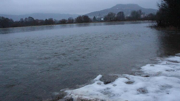 Wie ein breiter Strom: die Wiesent am Montag bei Hochwasser. Fotos: Josef Hofbauer