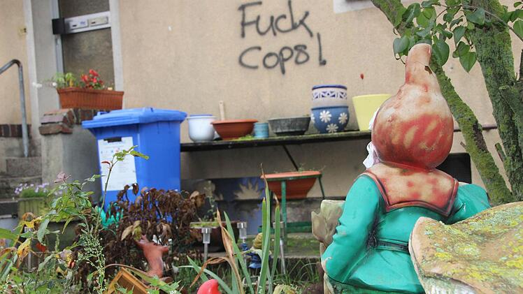 Da staunt sogar der Gartenzwerg: Schmierereien an einer Hauswand am Galgenwasen.