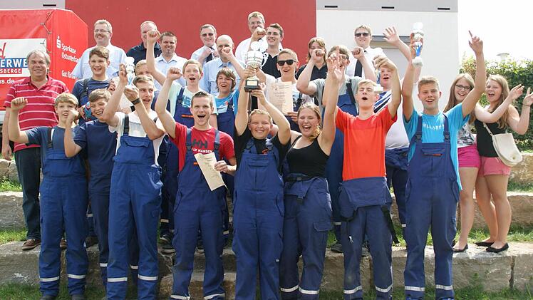 Groß war die Freude bei den erstplatzierten Teams des Action Days. Die Pokale gingen an die Feuerwehrjugendlichen aus Eltmann und Ermershausen.
