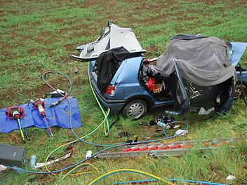 Der Unfall ereignete sich im April 2011 im Landkreis Forchheim: Auf gerader Strecke wurde die Fahrerin dieses Autos von einem Pritschenwagen von der Gegenfahrbahn gerammt und tödlich verletzt.  Foto: Archiv/FT