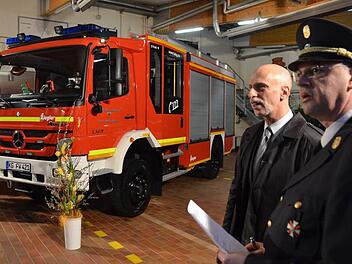 Das neue Hilfeleistungslöschfahrzeug (HLF 10) übergab Oberbürgermeister Kay Blankenburg an an Kommandant und Stadtbrandinspektor Harald Albert. Foto: Peter Rauch