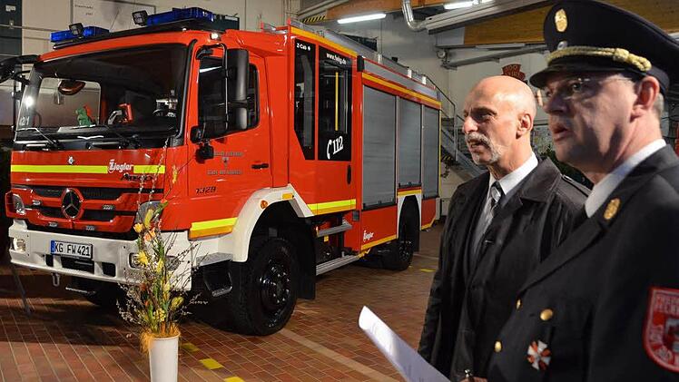 Das neue Hilfeleistungslöschfahrzeug (HLF 10) übergab Oberbürgermeister Kay Blankenburg an an Kommandant und Stadtbrandinspektor Harald Albert. Foto: Peter Rauch