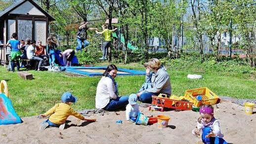 Während die Großen auf dem Trampolin springen, buddeln die Kleinen lieber im Sand. Foto: Sigismund von Dobschütz