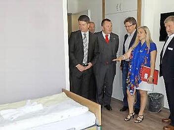 Sandro Kirchner, Pater Stanislaus, Bürgermeister Udo Baumann, Mark Pokrzewinski, Staatsministerin Melanie Huml, Oliver Pokrzewinski und Peter Suckfüll beim Rundgang durch das Pflegeheim. Foto: Marion Eckert