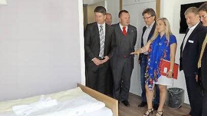 Sandro Kirchner, Pater Stanislaus, Bürgermeister Udo Baumann, Mark Pokrzewinski, Staatsministerin Melanie Huml, Oliver Pokrzewinski und Peter Suckfüll beim Rundgang durch das Pflegeheim. Foto: Marion Eckert