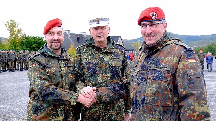 Major Christoph Peschel (von links), Brigadegeneral Michael Matz und Oberstleutnant Uwe Weinrauter bei der Kommandoübergabe. Foto: Gerd Schaar