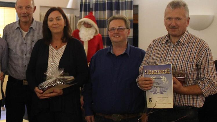 Die geehrten Eberner Kegler, von links Sportwart Thomas Hagel, Susanne Dürr (100), Abteilungsleiter Achim Dietz und Robert Lurz (100 Spiele)