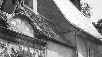 Das Archivbild von 1985 zeigt die intakte Turmspitze. Die Salvator-Figur über dem tor war auch auf der Wetterfahne abgebildet. Foto: CT-Archiv
