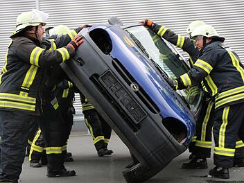 Hauruck-Aktion: Vom Dach auf die Räder stellten gestern Abend Helfer der Feuerwehr diesen Opel bei einer Übung auf dem Brauereigelände in der Lichtenfelser Straße. Fotos: Jochen Nützel