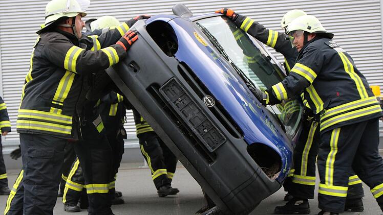 Hauruck-Aktion: Vom Dach auf die Räder stellten gestern Abend Helfer der Feuerwehr diesen Opel bei einer Übung auf dem Brauereigelände in der Lichtenfelser Straße. Fotos: Jochen Nützel