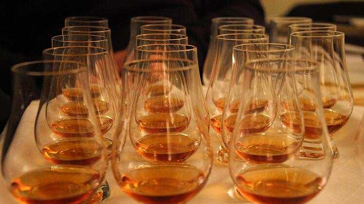 Udo Sonntag zeigt und erklärt in der professionellen Whiskeyverkostung alles was man rund um besondere Whiskeys wissen muss