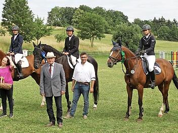 Links: Schirmherr Bürgermeister Rolf Rosenbauer gratuliert zusammen mit der Vorsitzenden Simone Büchner den Siegern der Stilspringprüfung Kl. A mit Stechen. Rechts: Silia Rädlein vom Reitverein Stöppach belegte bei der Stilspringprüfung Kl. A mit ihrem Pferd Lucky den 1. Platz.  Fotos: Michael Stelzner