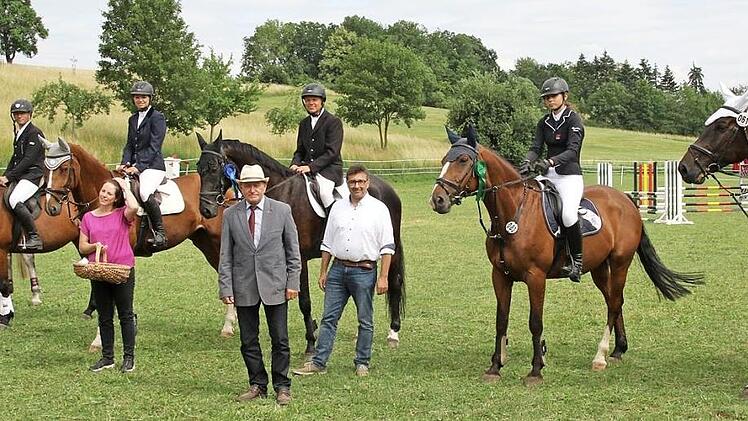 Links: Schirmherr Bürgermeister Rolf Rosenbauer gratuliert zusammen mit der Vorsitzenden Simone Büchner den Siegern der Stilspringprüfung Kl. A mit Stechen. Rechts: Silia Rädlein vom Reitverein Stöppach belegte bei der Stilspringprüfung Kl. A mit ihrem Pferd Lucky den 1. Platz.  Fotos: Michael Stelzner