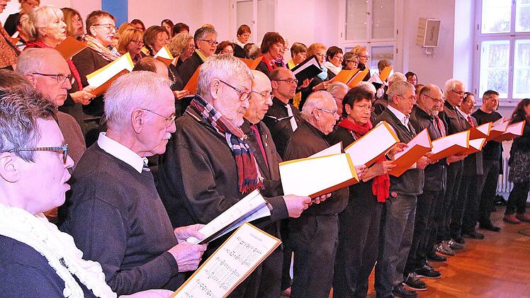Fast 100 Sängerinnen und Sänger jeden Alters kamen zur zweitägigen  Sängerschulung in die alte Aula nach Münnerstadt. Zum Abschluss zeigten sie  bei einem Konzert, was sie erarbeitet hatten. Foto: Dieter Britz