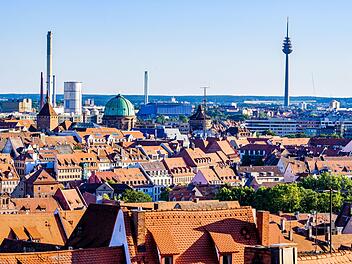 Nürnberg ist nicht unbedingt für seine Skyline bekannt - auf dem zweiten Blick ist dennoch das ein oder andere hohe Gebäude erkennbar. Symbolfoto: Adobe Stock/fottoo